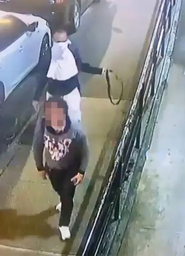 视频显示一名男子用皮带勒住一名女子的脖子,然后强奸她。